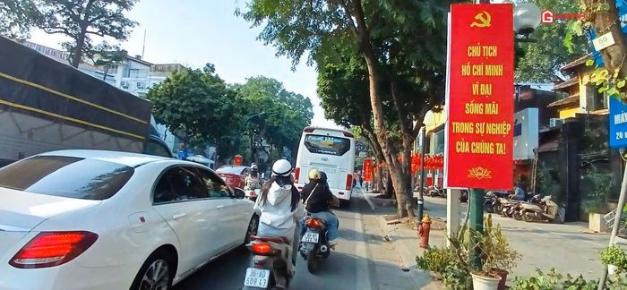 H&igrave;nh ảnh cờ hoa v&agrave; pano tại khu vực Ba Đ&igrave;nh