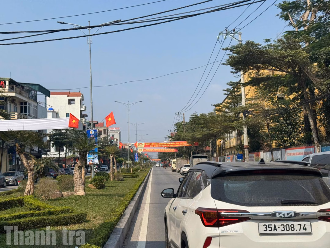 Cờ Tổ quốc v&agrave; pano ch&agrave;o mừng tr&ecirc;n phố Mạc Thị Bưởi, Ninh B&igrave;nh