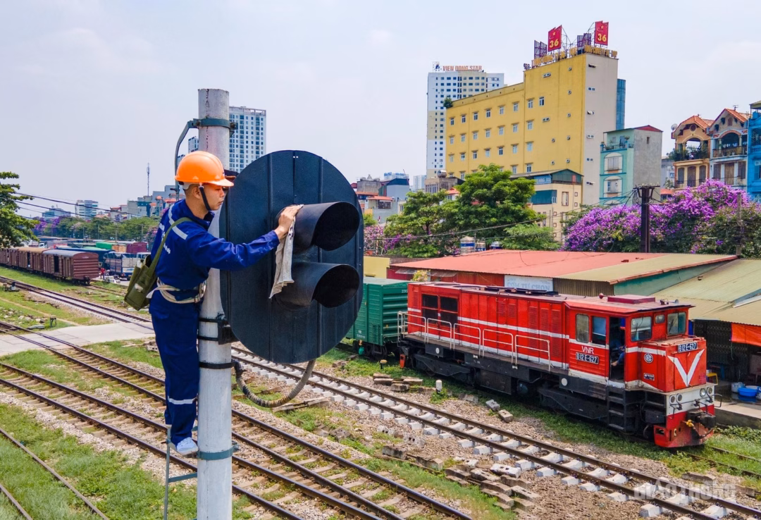 C&ocirc;ng nh&acirc;n bảo tr&igrave; thiết bị t&iacute;n hiệu tại ga