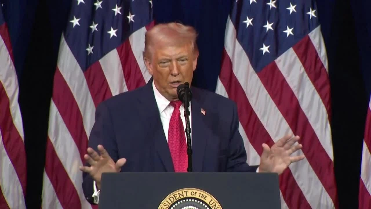 Donald Trump kể chuyện tranh c&atilde;i với vợ Melania về điệu nhảy YMCA