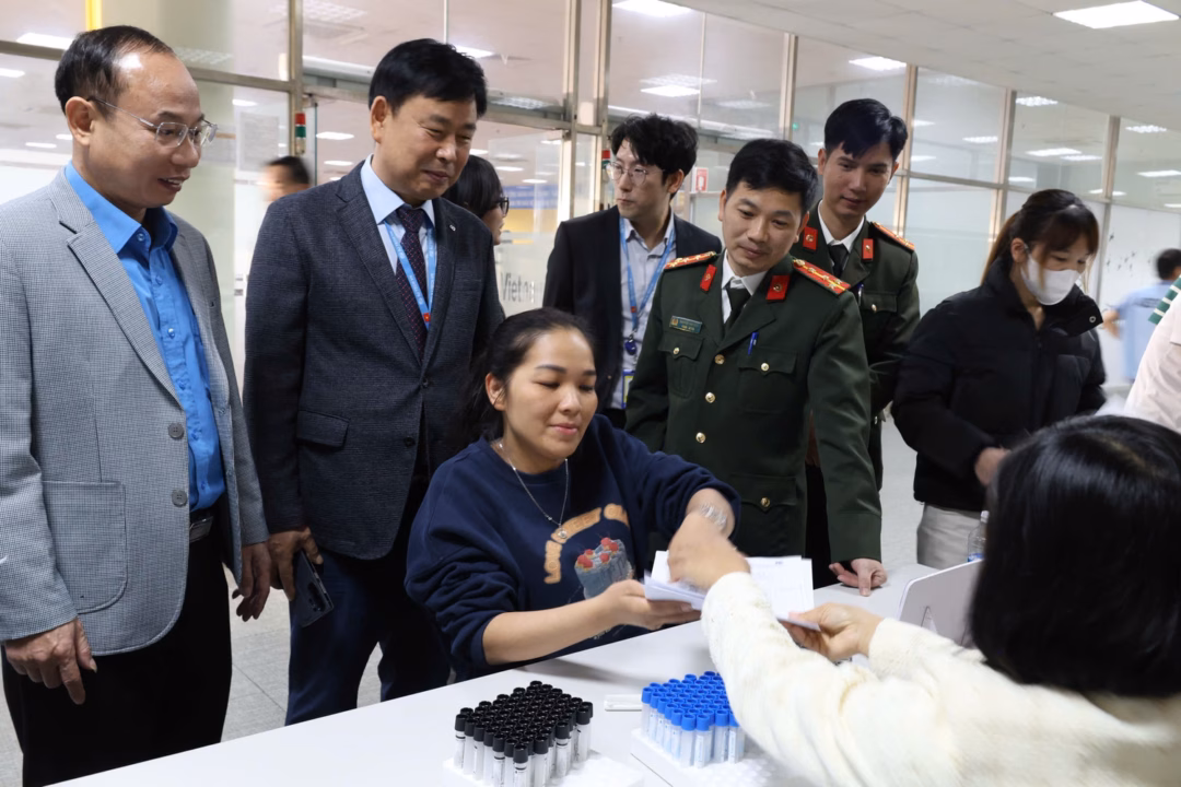 C&ocirc;ng nh&acirc;n tại khu c&ocirc;ng nghiệp VSIP Nghệ An tham gia kh&aacute;m sức khỏe miễn ph&iacute;