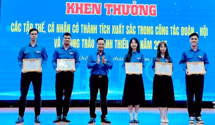 L&atilde;nh đạo Đảng ủy v&agrave; Đo&agrave;n phường Thanh Kh&ecirc; trao khen thưởng