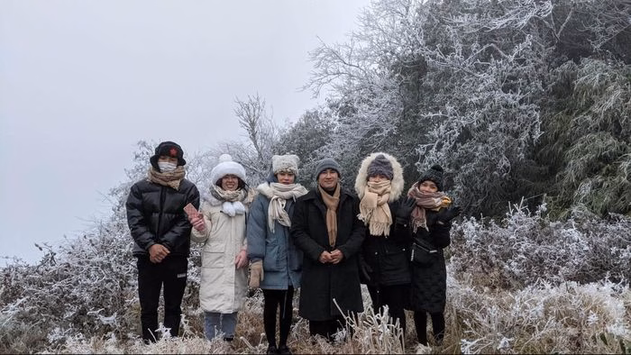 Khung cảnh băng tuyết lấp l&aacute;nh tr&ecirc;n đỉnh Phia Oắc