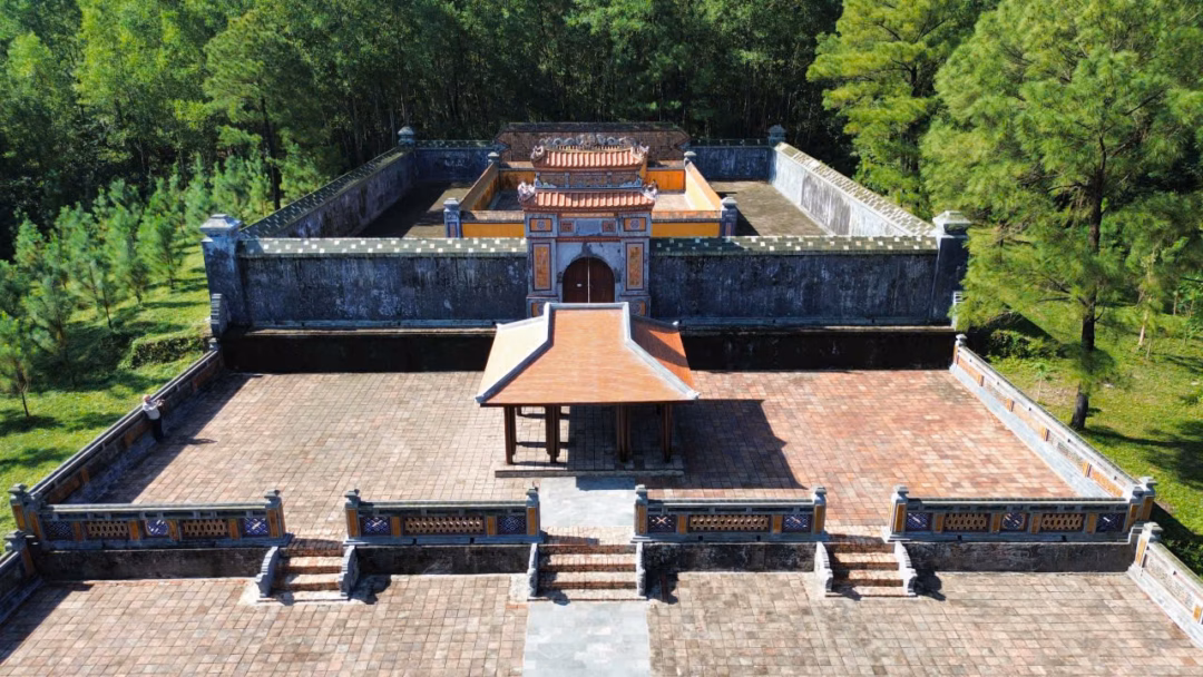 Nh&agrave; ho&agrave;ng ốc tr&aacute;i ph&eacute;p tại lăng vua Thiệu Trị, Huế