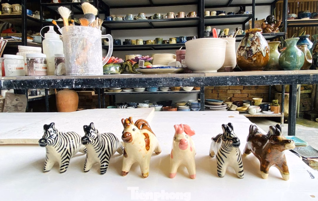 Những chú ngựa tò he hình dạng đáng yêu khiến du khách thích thú Tò he ngựa đáng yêu thu hút du khách