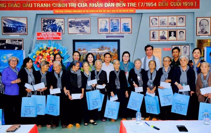 Tặng qu&agrave; cho đại biểu Đội qu&acirc;n t&oacute;c d&agrave;i