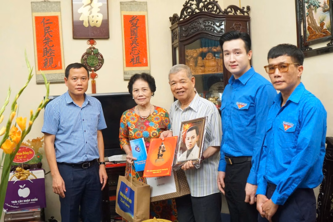 Đo&agrave;n vi&ecirc;n thu thập c&acirc;u chuyện lịch sử tại địa phương