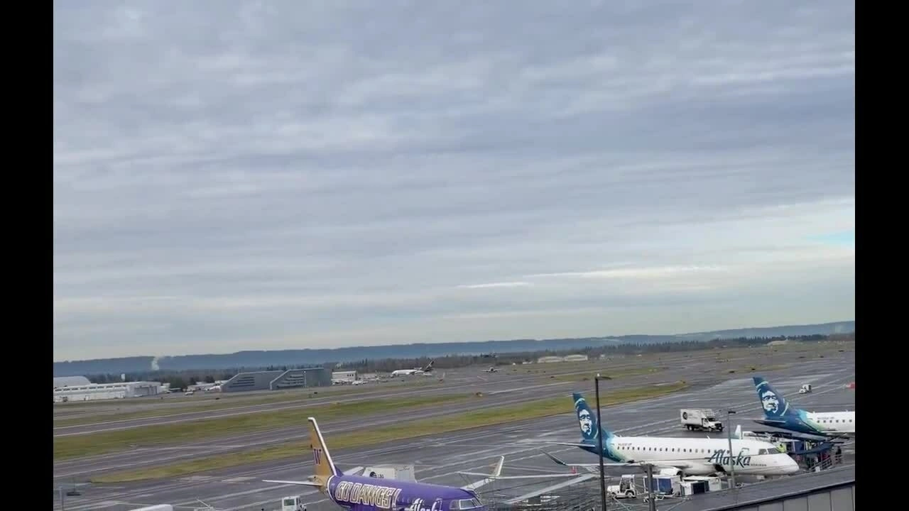 Khoảnh khắc ti&ecirc;m k&iacute;ch F-15 kho&aacute;c '&aacute;o cho&agrave;ng hơi nước' khi cất c&aacute;nh