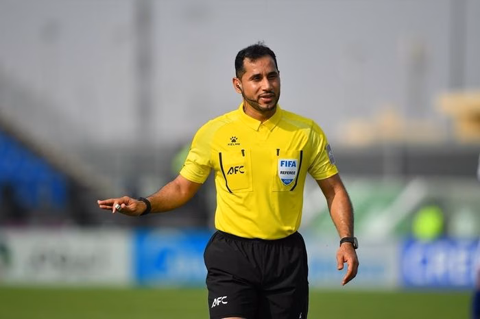 Trọng tài VAR Trọng tài Oman Qasim Matar Al-Hatmi giám sát VAR trong trận U23 UAE vs U23 Nhật Bản