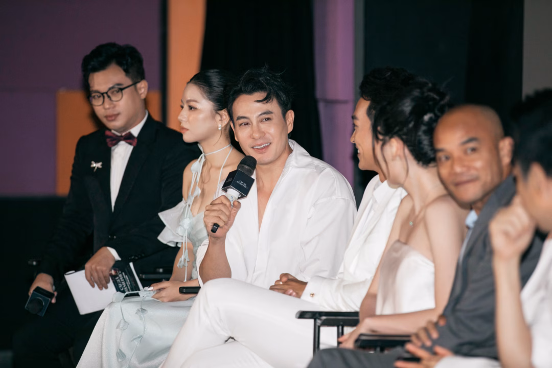 Trương Thanh Long kể "nụ h&ocirc;n m&agrave;n ảnh" c&ugrave;ng L&acirc;m Thanh Nh&atilde;- Ảnh 1.