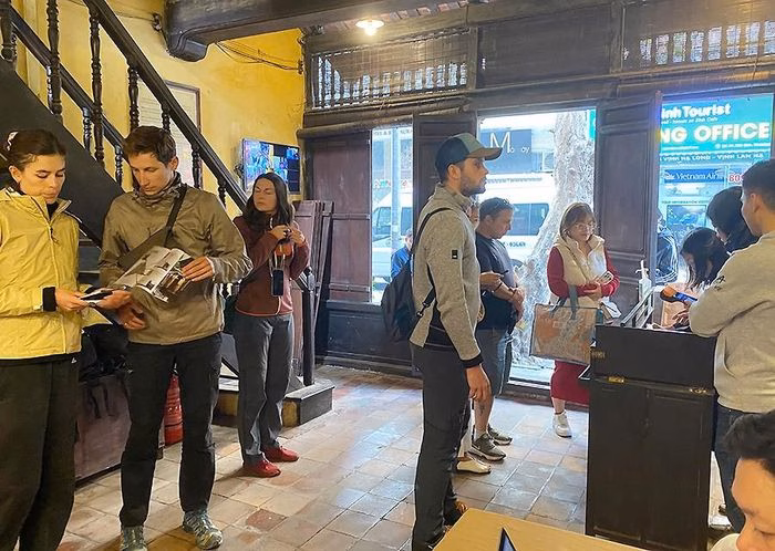 Du kh&aacute;ch sử dụng v&eacute; điện tử tại Ng&ocirc;i nh&agrave; Di sản số 87 phố M&atilde; M&acirc;y