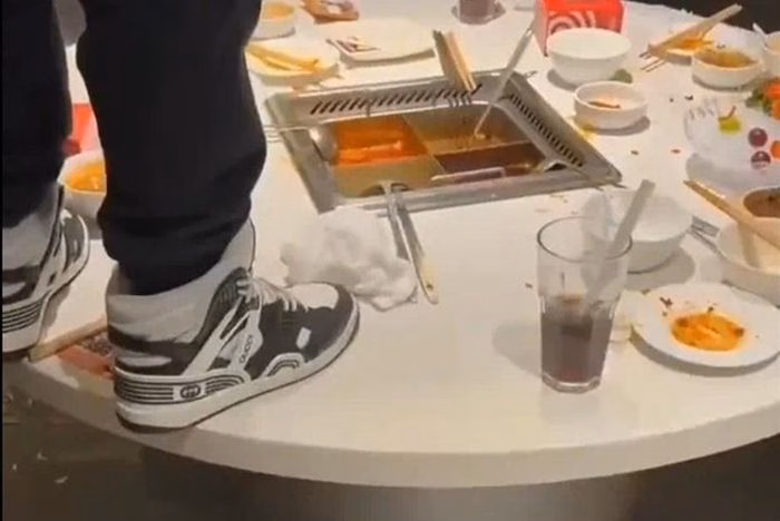 Thiếu ni&ecirc;n tiểu v&agrave;o nồi lẩu Haidilao