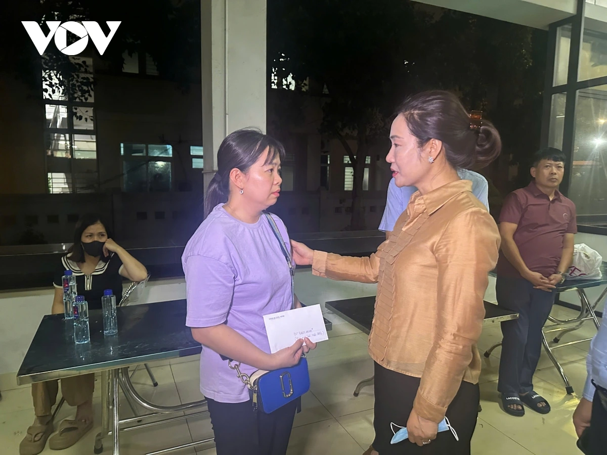 Phó Chủ tịch UBND tỉnh Quảng Ninh Nguyễn Thị Hạnh chia sẻ đau thương với thân nhân người xấu số