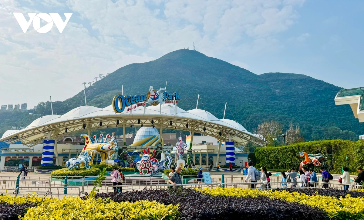 Ocean Park Hong Kong - một công viên giải trí kết hợp giữa khu thủy cung với những loài động vật biển, khu vực động vật hoang dã và các trò chơi cảm giác mạnh.