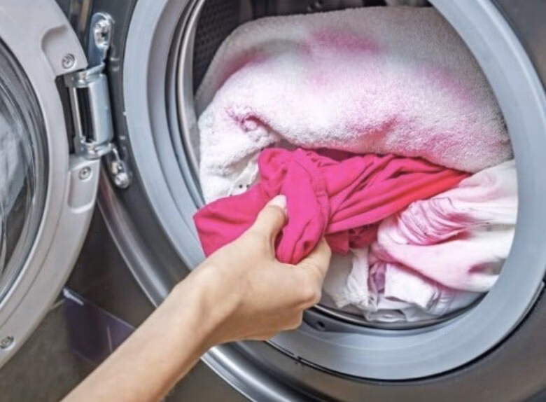 Áo quần bị phai màu sẽ khiến tổng thể outfit của bạn trở nên cũ kỹ, thiếu sức sống và kém chỉn chu dù bạn có phối hợp khéo léo đến đâu