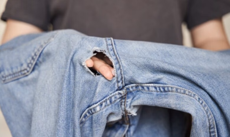 Quần áo rách hay lỗi thời không chỉ làm mất điểm thẩm mỹ mà còn dễ khiến bạn trông luộm thuộm, thiếu tinh tế.