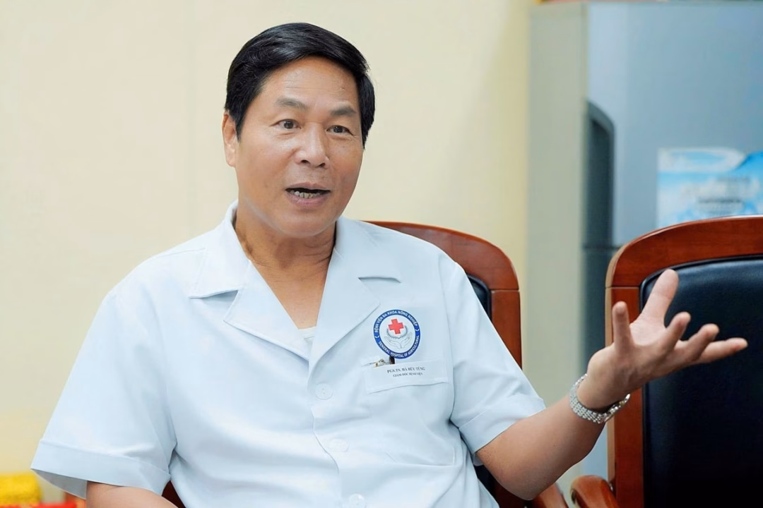 Bác sĩ Tùng luôn trăn trở với việc gìn giữ y đức của thế hệ thầy thuốc trẻ. Ảnh: Bảo Thắng.