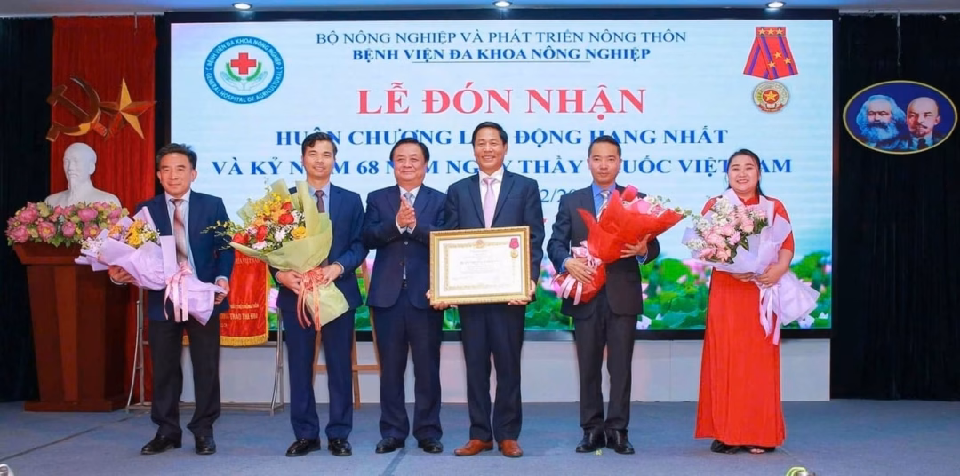 Bệnh viện Đa khoa Nông nghiệp đón nhận Huân chương Lao động Hạng Nhất của Chủ tịch nước năm 2023. Ảnh: Phạm Hiếu.