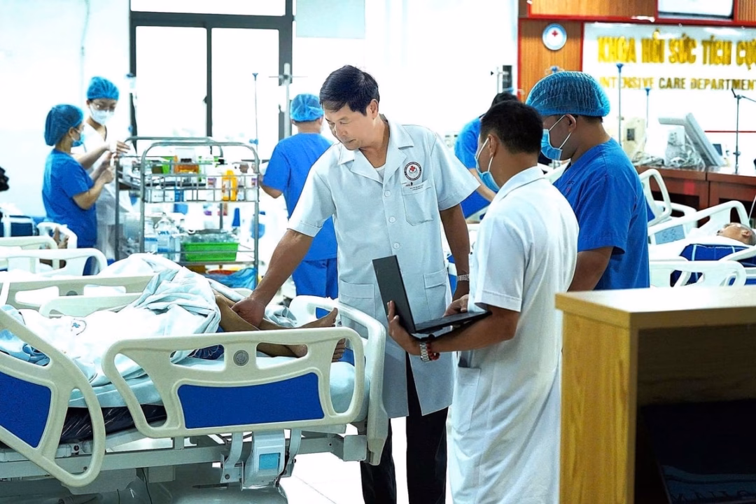 Bác sĩ Hà Hữu Tùng đến với nghề y từ trăn trở về nỗi nhọc nhằn của bà con nông dân khi ốm đau mà không có điều kiện chữa bệnh. Ảnh: Bảo Thắng.