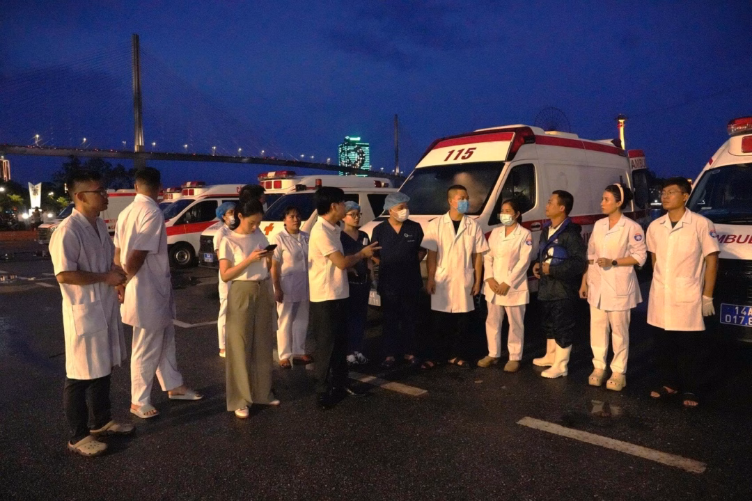 Bệnh viện Quảng Ninh cấp cứu thành công 10 người bị thương trong vụ lật tàu ở Vịnh Hạ Long Lãnh đạo Bệnh viện Đa khoa tỉnh Quảng Ninh hỏi thăm, động viên các nạn nhân trong vụ lật tàu (Ảnh: Bệnh viện cung cấp).