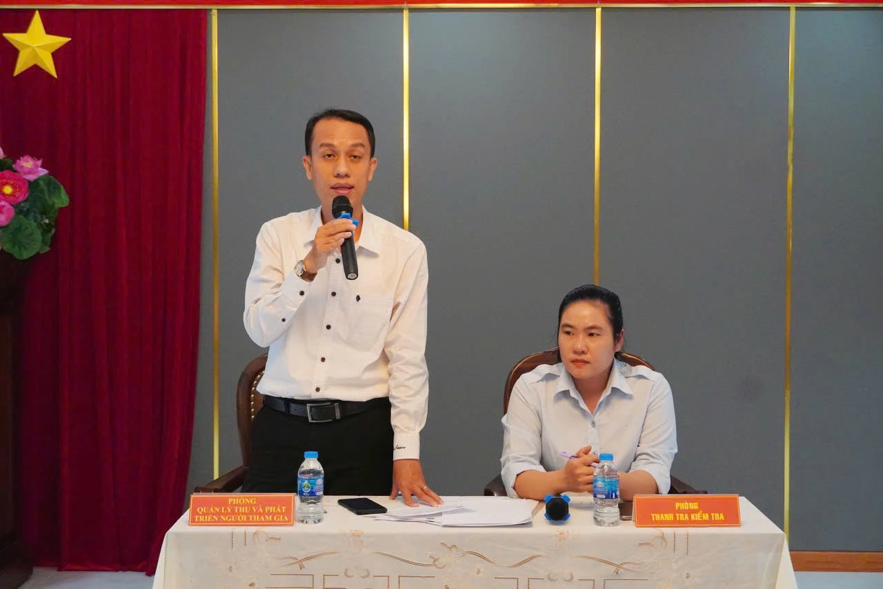 Đại diện phòng nghiệp vụ tháo gỡ vướng mắc của doanh nghiệp tại cuộc đối thoại ngày 15.7