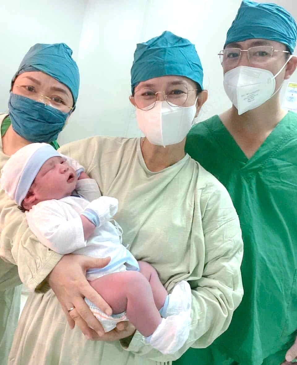 Các y bác sĩ cũng phải bất ngờ với trọng lượng của bé trai khi ra đời.