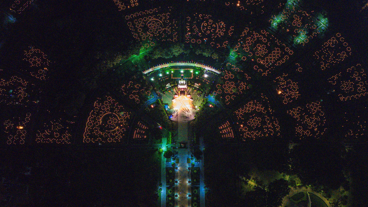 Hàng nghìn ngọn nến tri ân bừng sáng ở nghĩa trang liệt sĩ TPHCM