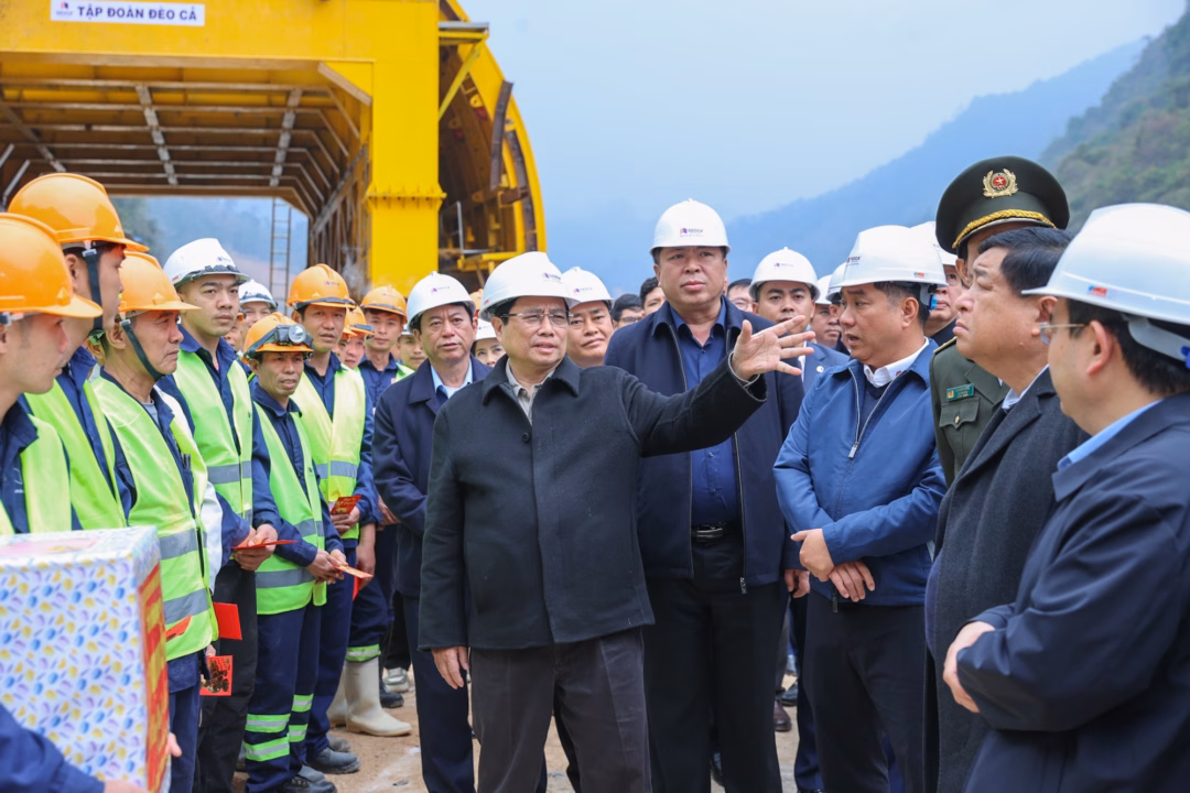 Thủ tướng Phạm Minh Chính cùng lãnh đạo tỉnh Lạng Sơn và Cao Bằng, doanh nghiệp dự án thăm, động viên, tặng quà cho công nhân thi công cao tốc Đồng Đăng - Trà Lĩnh. Ảnh: Văn Duẩn