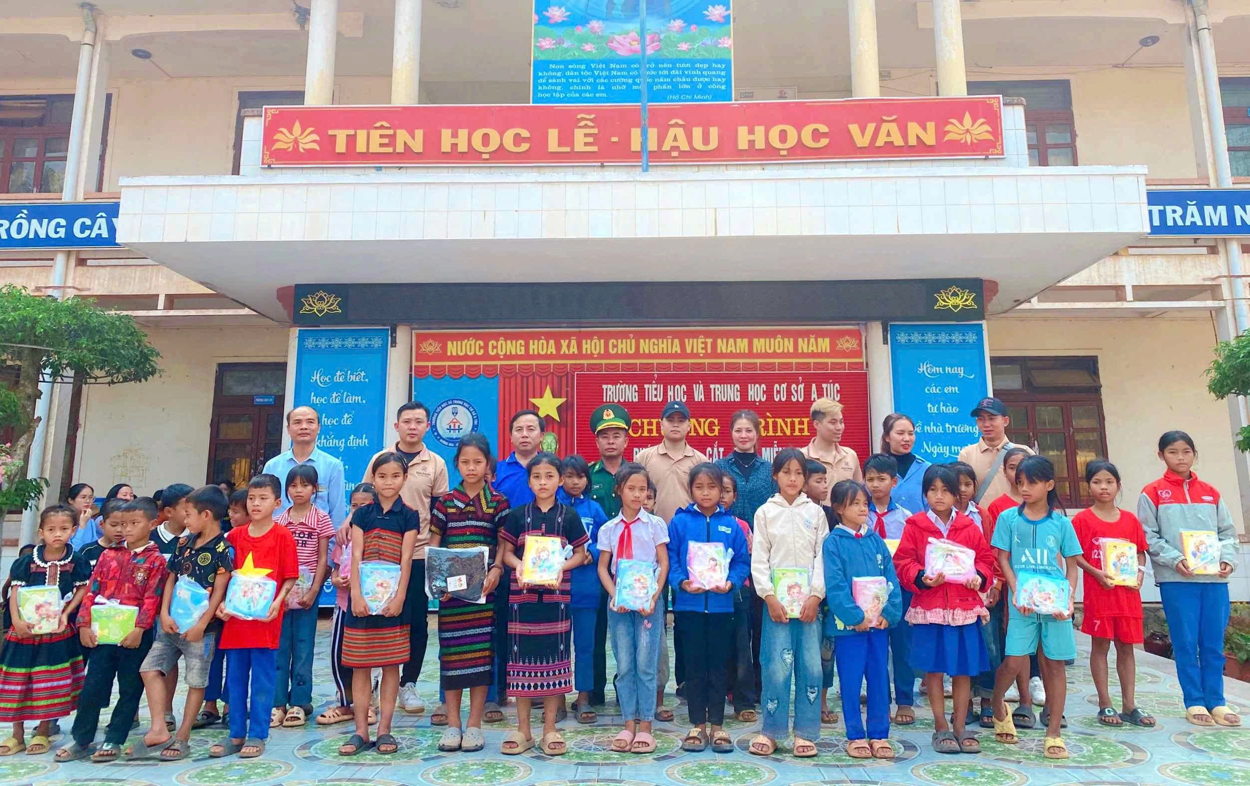 Anh Dũng và các nhân viên tặng quà cho thiếu nhi vùng đồng bào dân tộc thiểu số - Ảnh: T.L