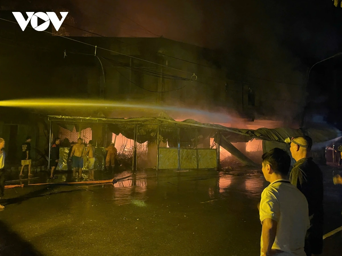 Người dân hỗ trợ lực lượng chức năng chữa cháy.