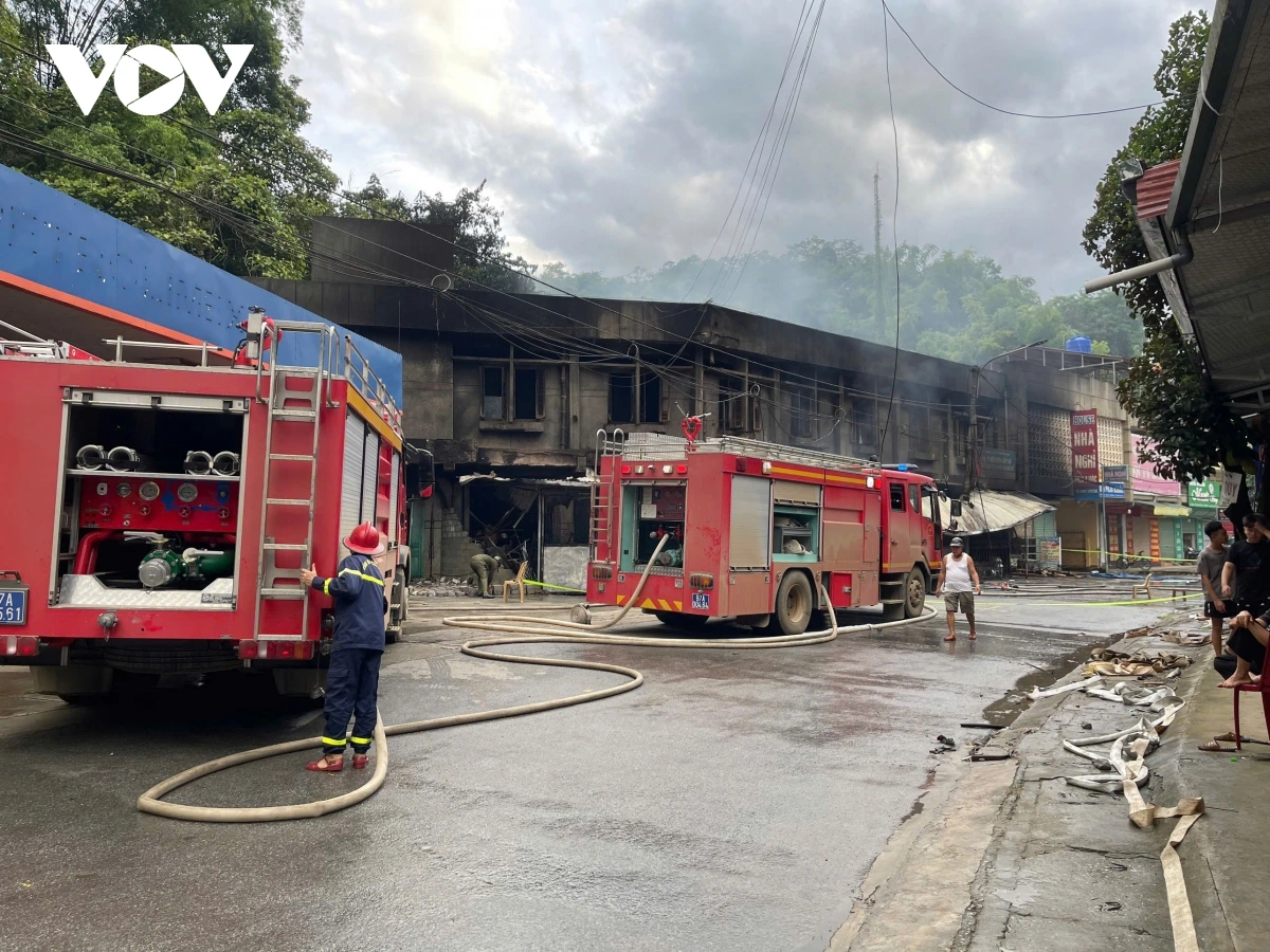 Đến 4h45 ngày 22/7 ngọn lửa được dập tắt hoàn toàn, lực lượng chức năng tiến hành khám nghiệm hiện trường, điều tra nguyên nhân vụ việc.