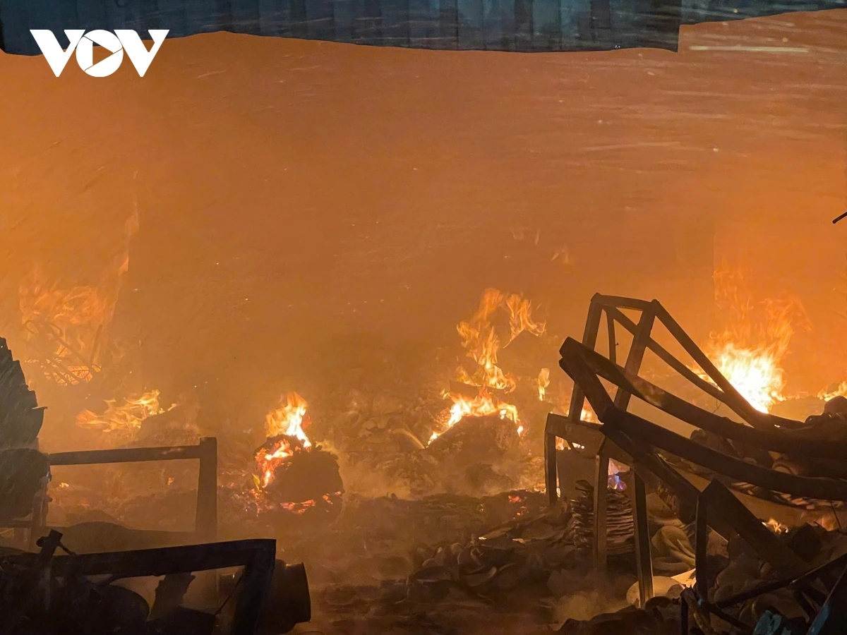 Ngọn lửa bùng phát nhanh do đây là khu vực kinh doanh đồ gia dụng, thiết bị điện, hàng may mặc...