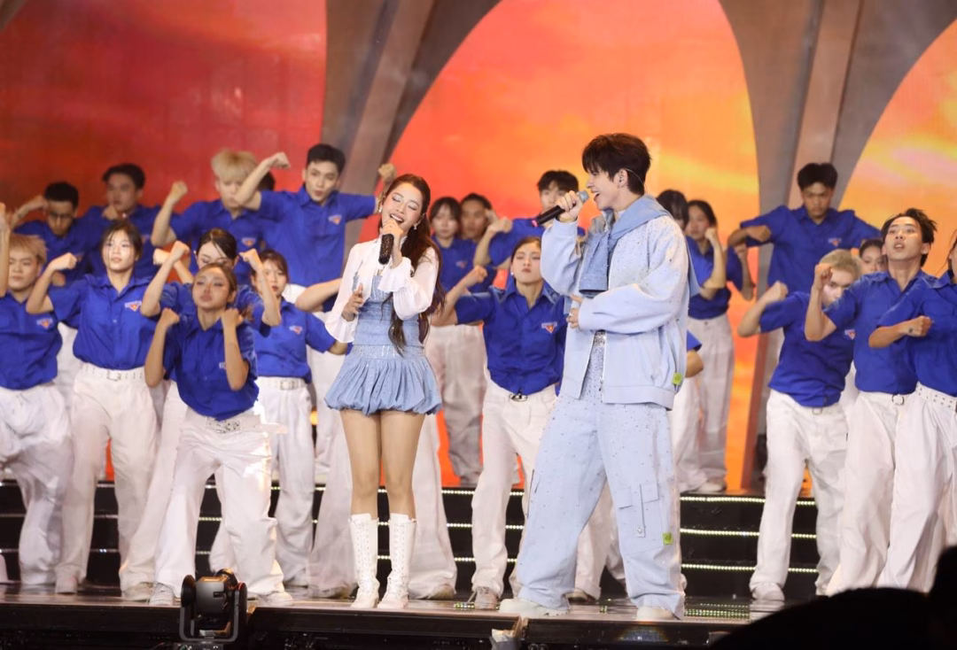 Chi Pu và Denis Đặng ăn ý trong chung kết Hoa khôi Sinh viên Việt Nam 2024 Chia sẻ sau sân khấu, Denis Đặng khiêm tốn cho biết: “Tôi chưa dám nhận mình là ca sĩ, chỉ là một người yêu âm nhạc và muốn thể hiện năng lượng của tuổi trẻ qua từng bước chân trên sân khấu. Tôi rất cảm ơn Chi Pu đã đồng hành và nhận lời biểu diễn cùng mình. Cảm ơn 120 dancer tuyệt vời đã góp phần tạo nên một tiết mục ý nghĩa và bùng nổ như vậy.”