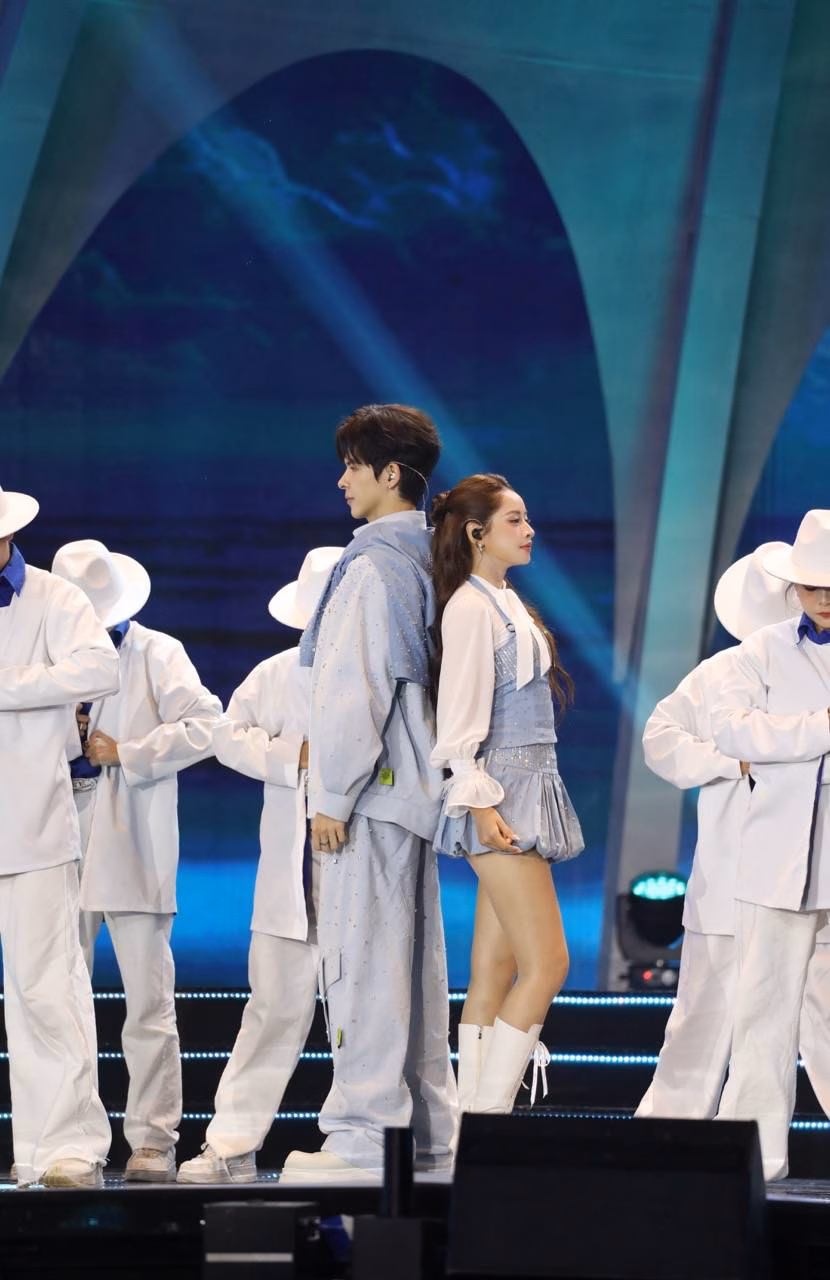 Chi Pu và Denis Đặng ăn ý trong chung kết Hoa khôi Sinh viên Việt Nam 2024 Với sự hỗ trợ của 120 dancer, sân khấu “Tuổi trẻ là mấy” trở thành một bản giao hưởng sống động của ánh sáng - âm nhạc - vũ đạo.