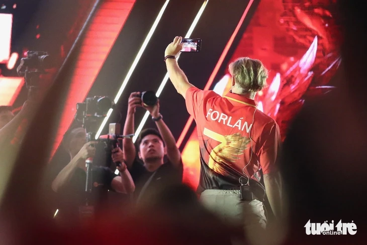 Khoảnh khắc Diego Forlan lưu giữ kỷ niệm với người hâm mộ Việt Nam bằng điện thoại riêng - Ảnh: NGỌC LÊ