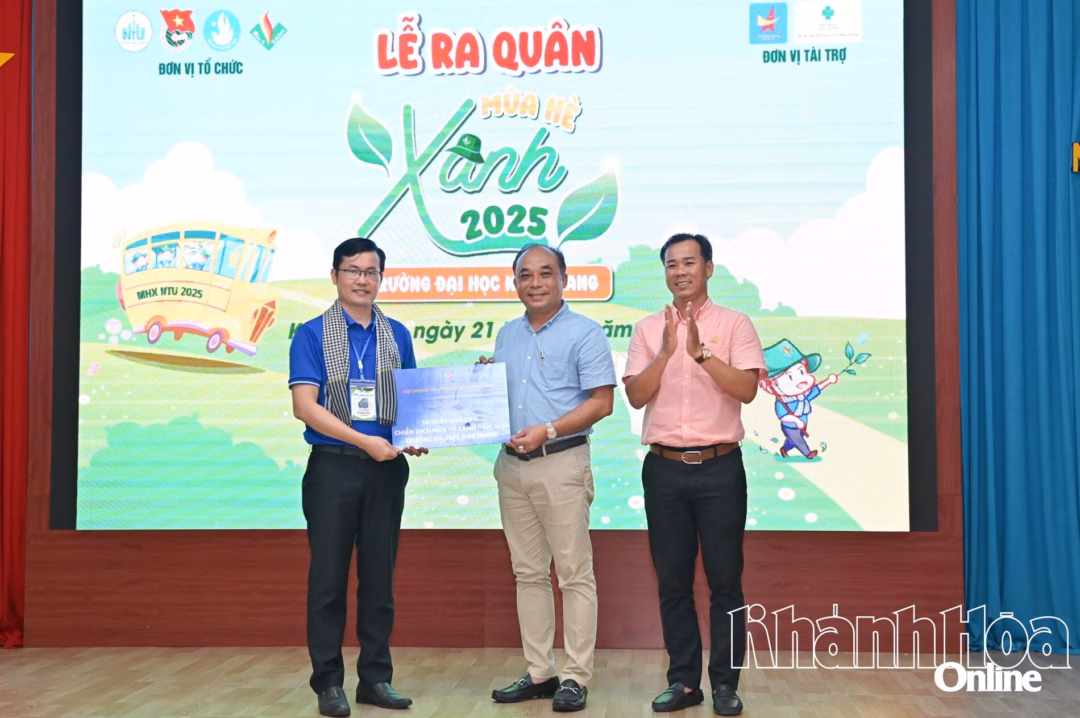 Đại học Nha Trang phát động Chiến dịch Mùa hè xanh năm 2 Các đại biểu trao mũ, khăn, thẻ tình nguyện và động viên các chiến sĩ tình nguyện trước khi lên đường thực hiện nhiệm vụ.