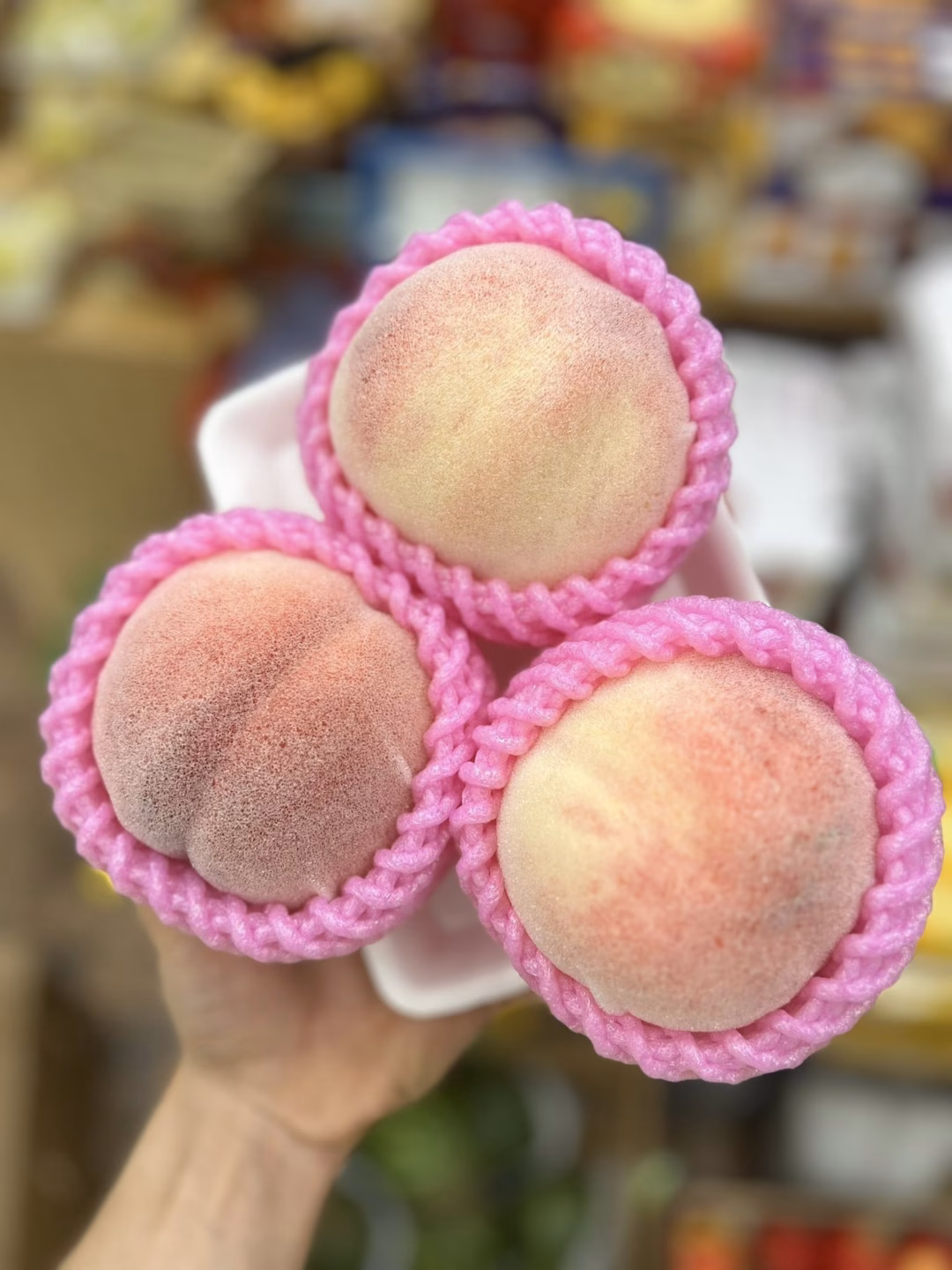 Đào tiên có hình thức bắt mắt nên nhiều người mua dùng để biếu tặng.