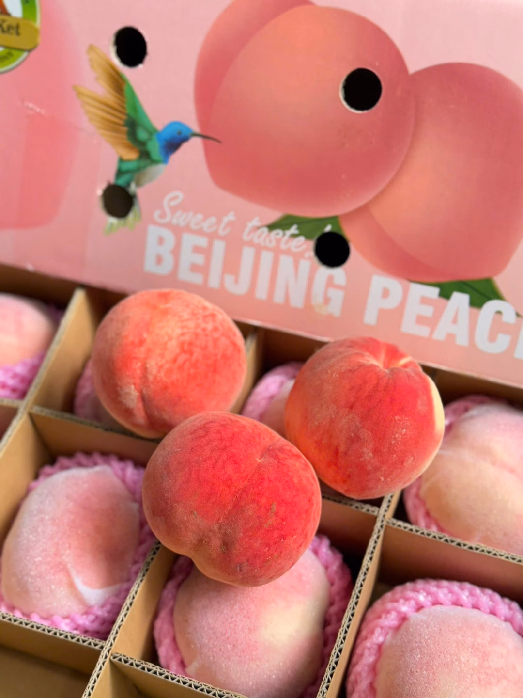 Mỗi quả đào có thể nặng từ 300 - 400 gram.