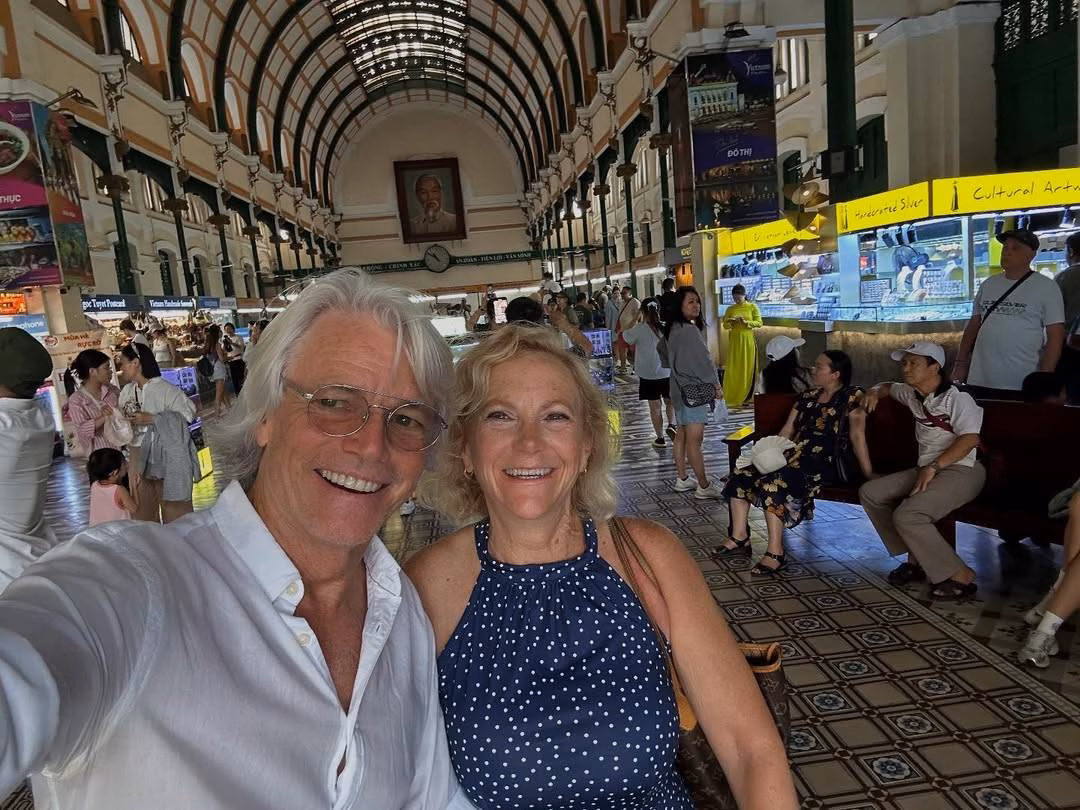 “Thánh Liêm” của Vua đầu bếp Mỹ cùng vợ mặc áo dài, tham quan Bưu điện trung tâm TP HCM. Ảnh: Leslie Gilliams