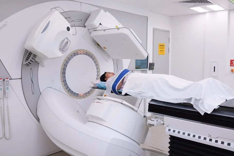 Nhân viên đang tư vấn chính sách BHYT cho người bệnh. Ảnh: BVCC.