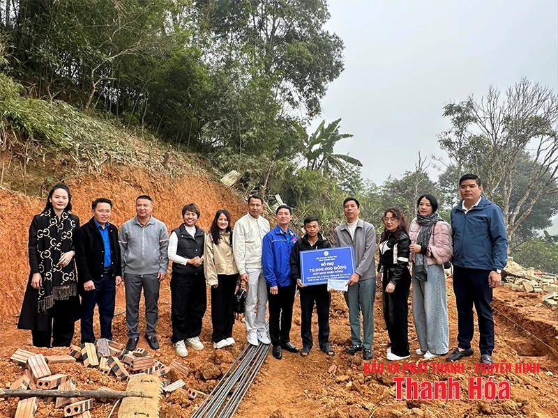Hội Doanh nhân trẻ tỉnh Thanh Hóa hỗ trợ kinh phí xây dựng nhà ở cho gia đình anh Hơ Cha Pó ở bản Cá Nọi, xã Pù Nhi.