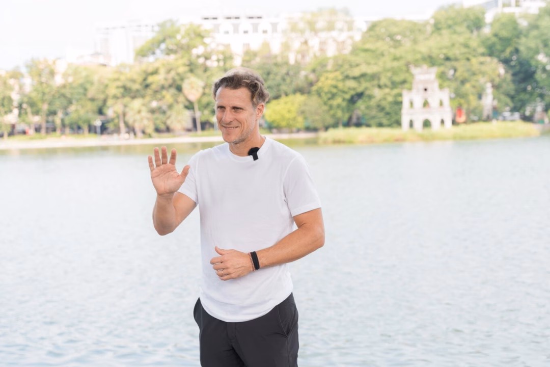 Diego Forlan sút xa tung lưới Deportivo La Coruna tại vòng bảng Champions League 2003 (Ảnh: Getty).
