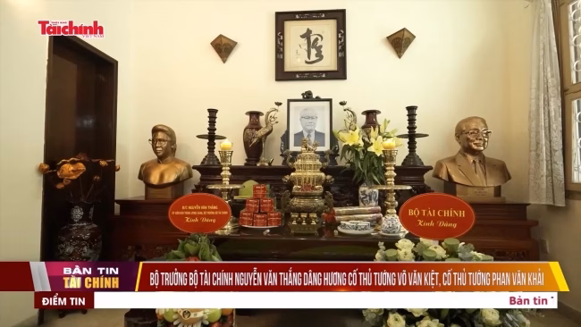 Bộ trưởng Bộ Tài chính Nguyễn Văn Thắng dâng hương cố Thủ tướng Võ Văn Kiệt, cố Thủ tướng Phan Văn Khải