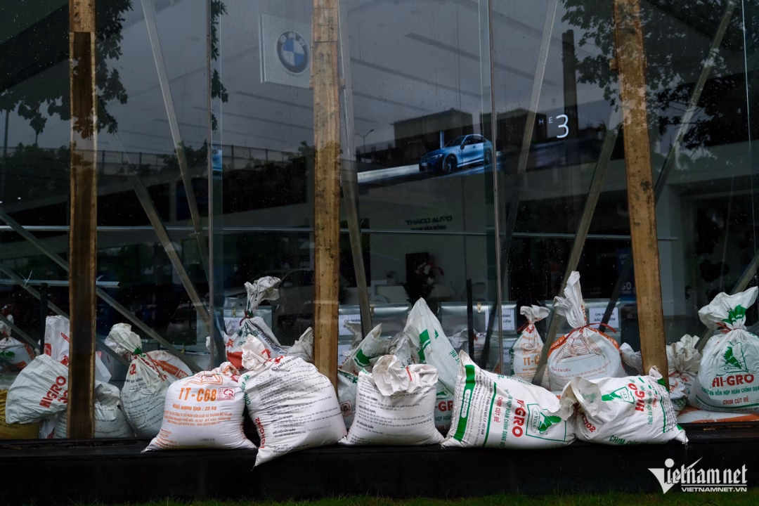 Các bao cát được tập hợp sẵn từ hôm qua, che chắn ở cả hai mặt kính tòa nhà.