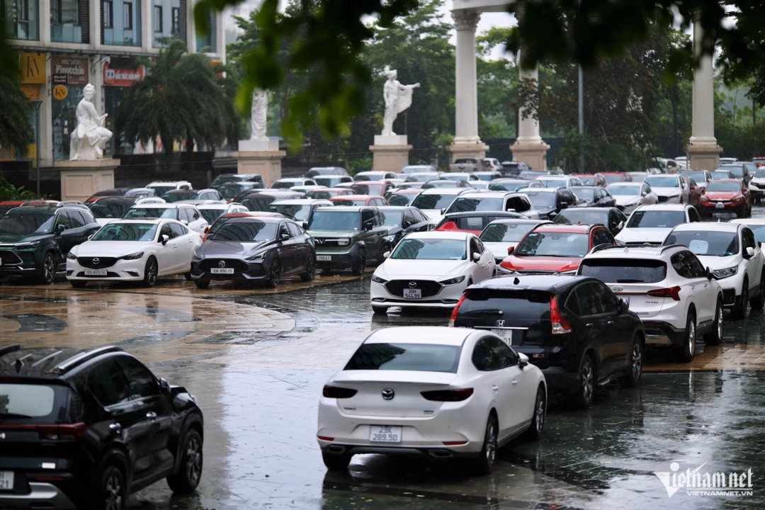 Một cư dân cho biết, đây là cách đỗ xe để cản gió, tránh gây hư hại. "Nếu xe không xếp thẳng hàng hay có khe hở nhỏ ở đầu hoặc đuôi, gió mạnh cấp 7 trở lên có thể luồn qua và tạo vùng xoáy", anh nói.