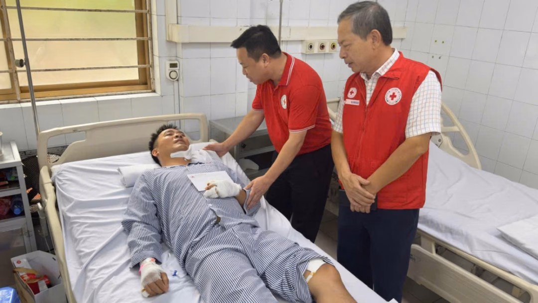 Kịp thời thăm hỏi, chia sẻ với gia đình các nạn nhân vụ lật tàu du lịch tại Quảng Ninh