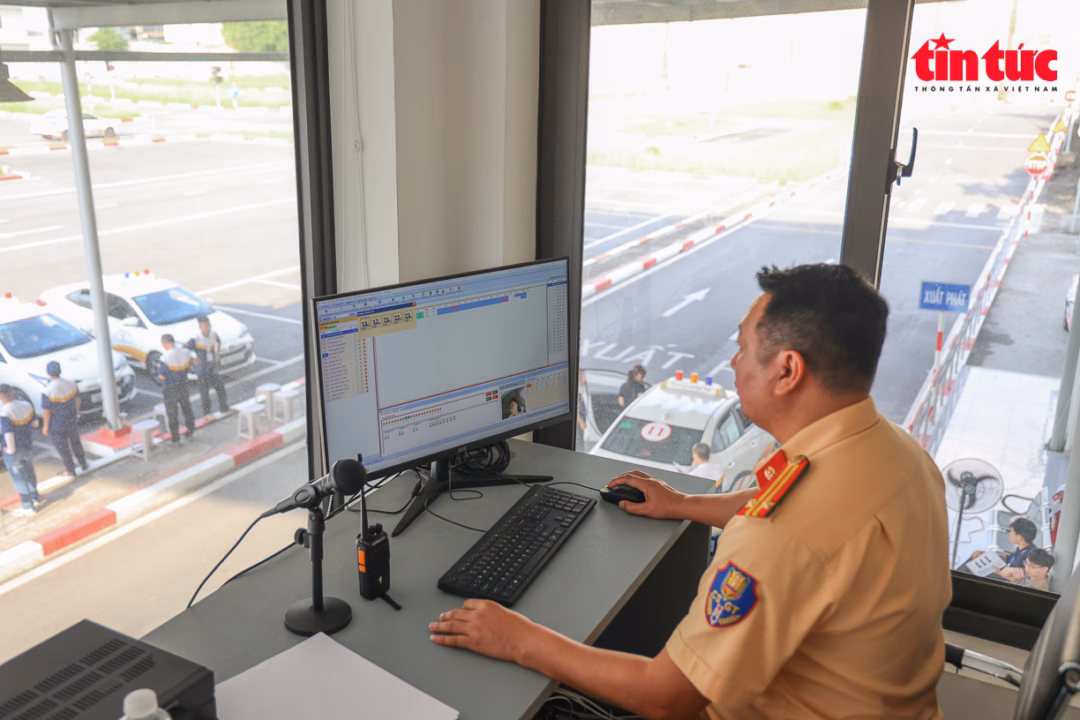 Phòng CSGT Hà Nội tổ chức và giám sát các kỳ sát hạch lái xe; thành lập hội đồng sát hạch, tổ chức thi và đảm bảo quá trình sát hạch diễn ra đúng quy trình, khách quan và minh bạch.