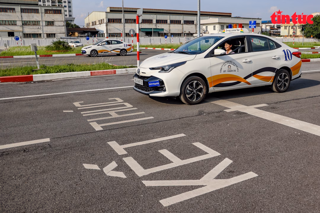 Gương mặt rạng rỡ của thí sinh khi vừa kết thúc bài thi sát hạch sa hình B1.