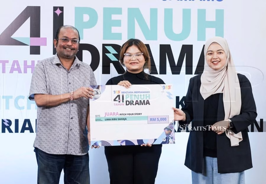 Hai diễn viên trẻ Malaysia được chọn đóng vai chính trong bộ phim truyền hình Aireen received her prize from Prakash and Faeza (NSTP/ASWADI ALIAS)