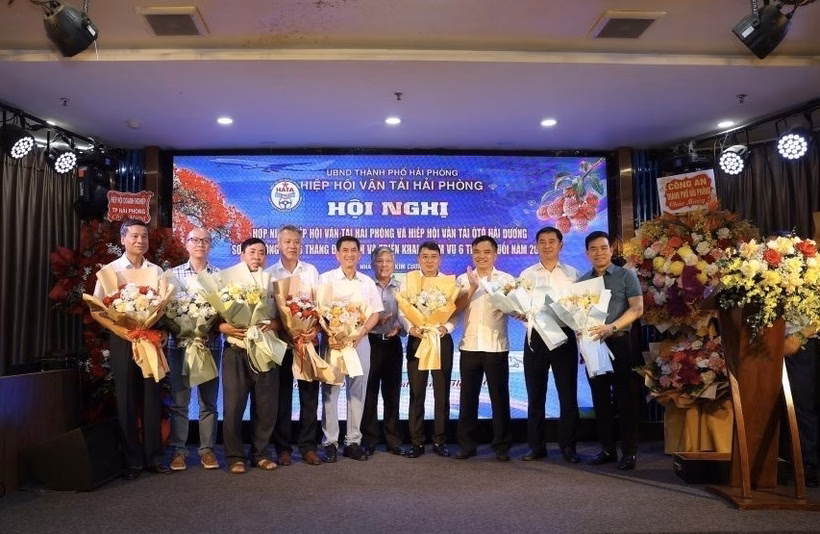 Lãnh đạo Hiệp hội Vận tải ô tô Việt Nam tặng hoa chúc mừng Thường trực Hiệp hội Vận tải Hải Phòng (mới).